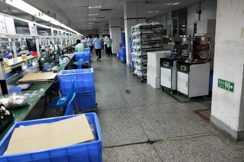 深圳一工厂搬迁,工厂偷偷把机器搬走,工人看到后,拦截卡车